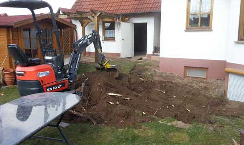 Erdarbeiten mit kleinem Bagger